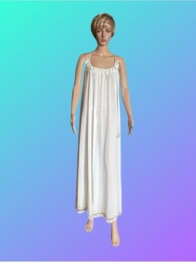 Lucie Ann Beverly Hills ~ USA ~ Vtg ~ White W/Blue Floral Embroidery ~ Nightgown